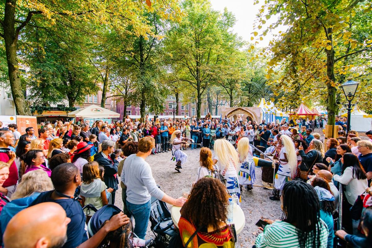 Drukte bij een foodstand op een festival