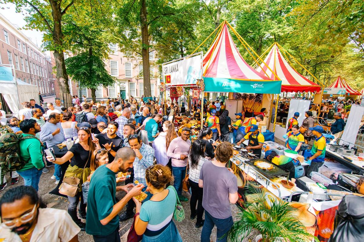 Bezoekers voor een foodstand op een festival